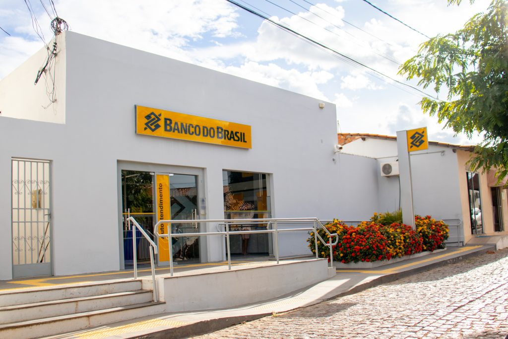 Agências LOTADAS! Idosos de Todas as Idades são Convocados a Receber R$ 2,3 MIL pelo Banco do Brasil