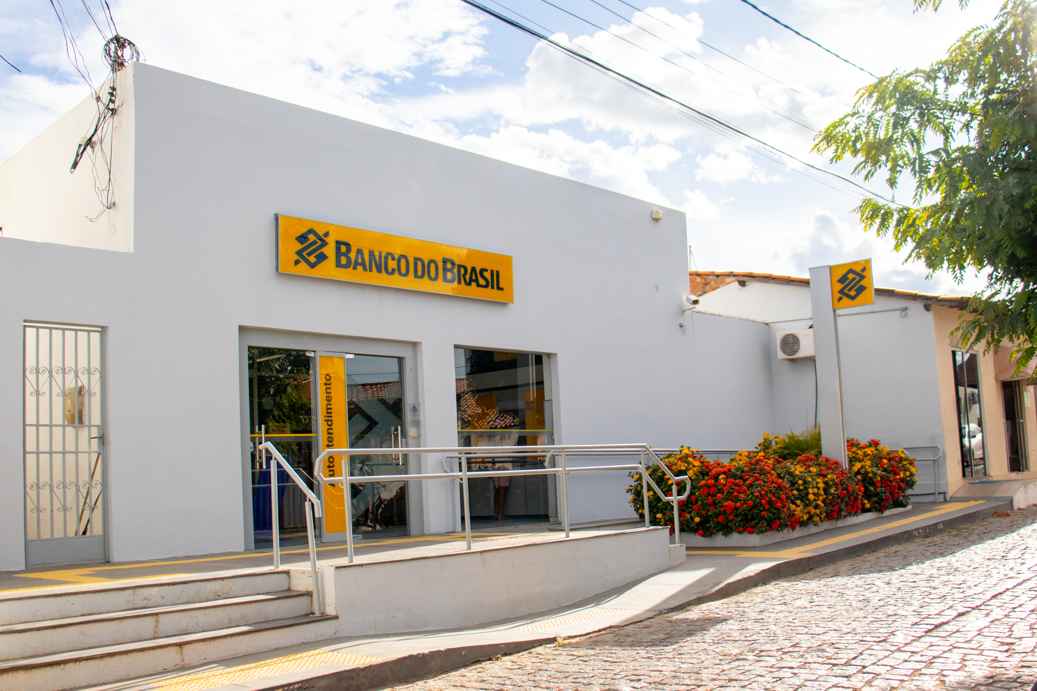 Agências LOTADAS! Idosos de Todas as Idades são Convocados a Receber R$ 2,3 MIL pelo Banco do Brasil