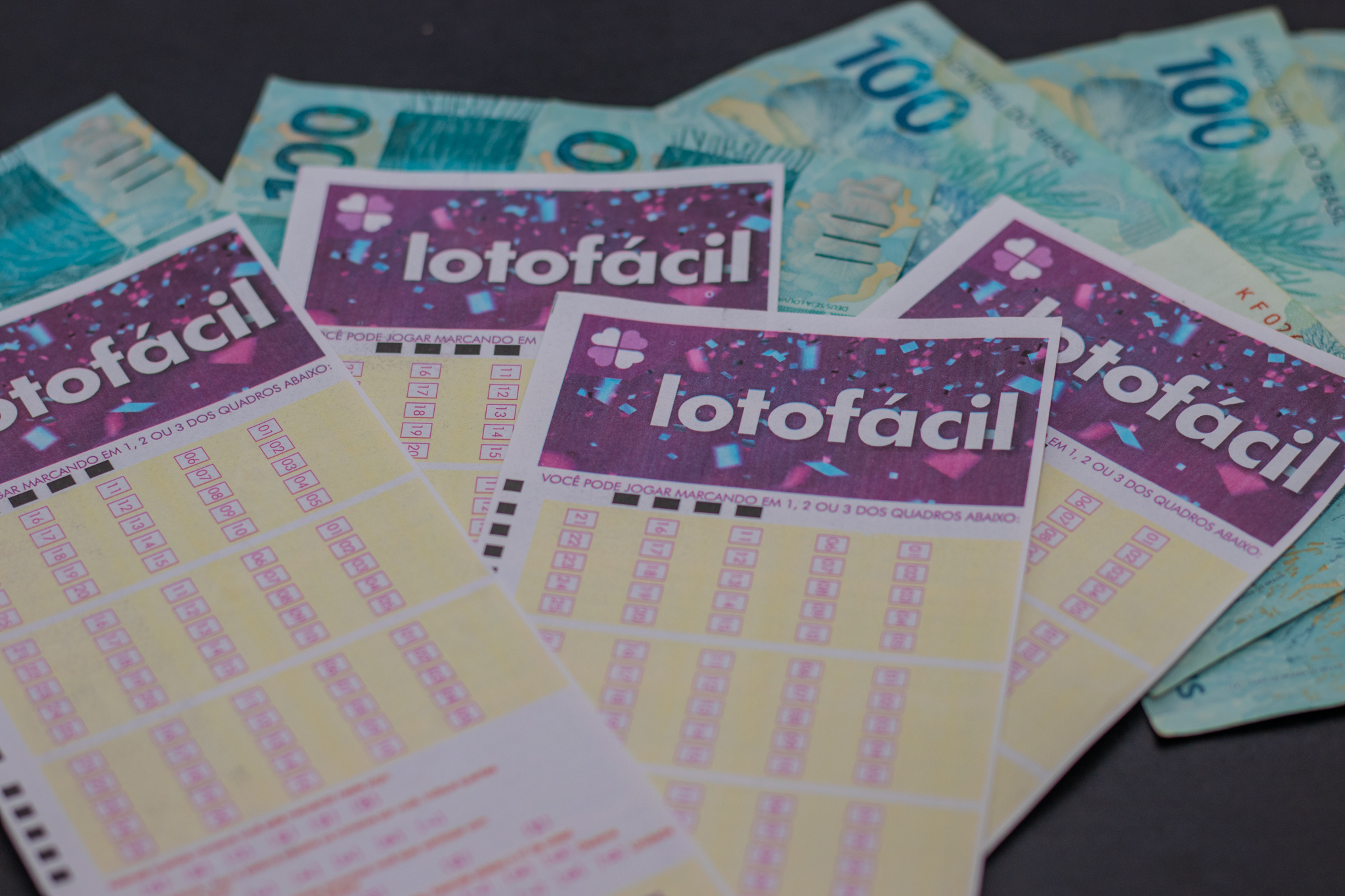 É MUITA GRANA! Vencedor da Lotofácil vai receber PIX de R$ 1 MILHÃO depois de tanto insistir; idosos estão perto de GANHAR