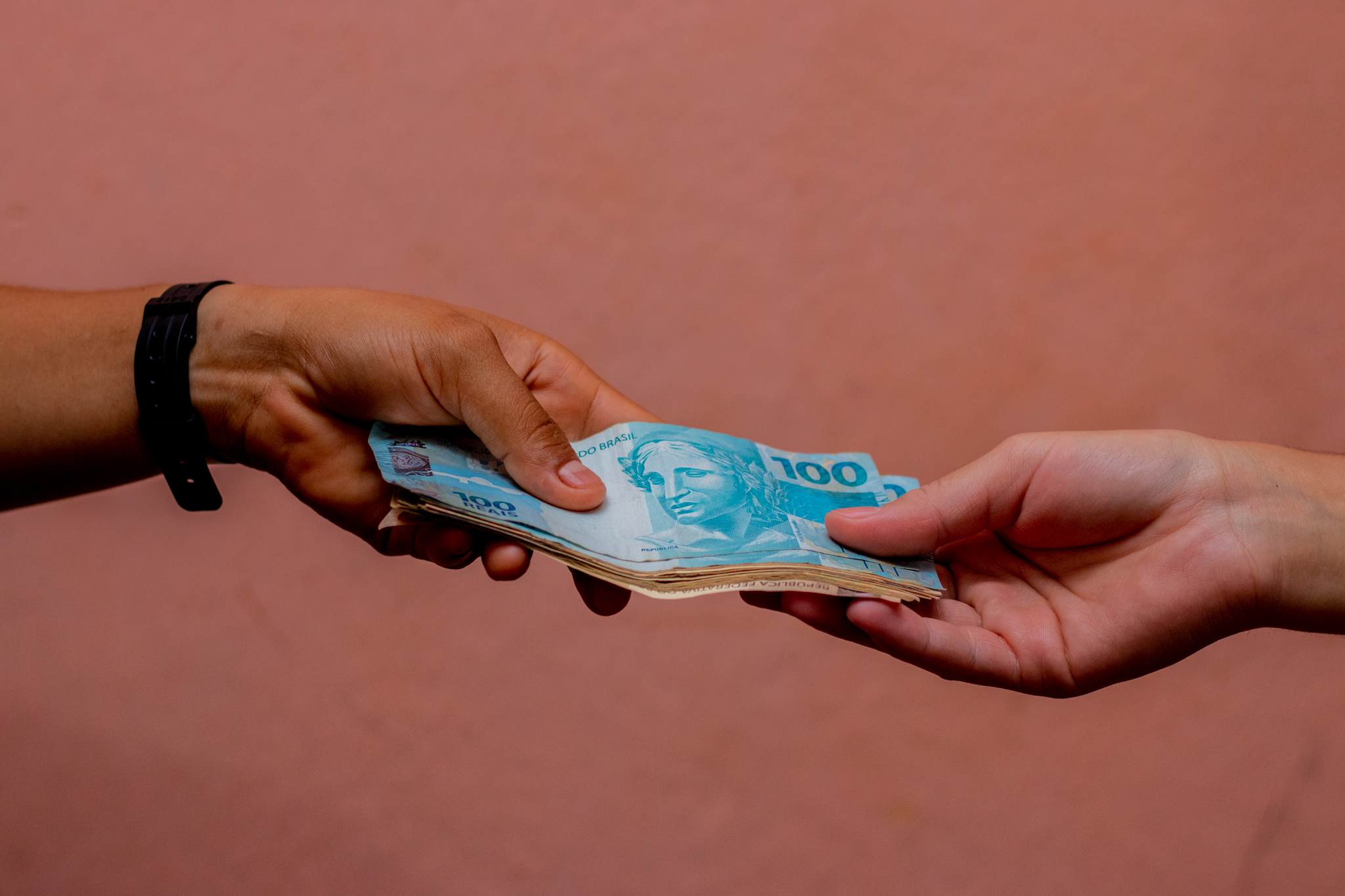 INSS: idosos vão receber R$ 7,7 MIL do Instituto em poucos dias; calendário foi REVELADO