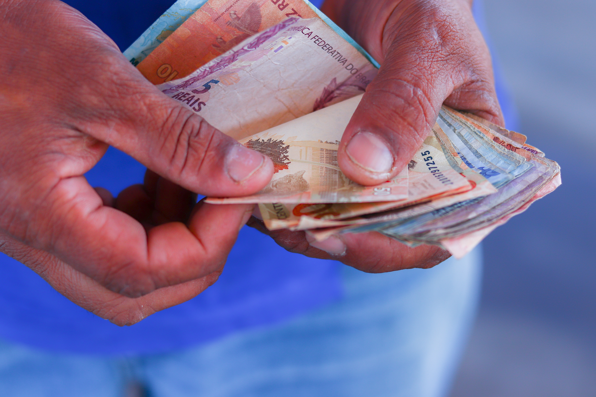 Idosos 60+ recebem chance de SACAR R$ 434 em agências; confira os critérios