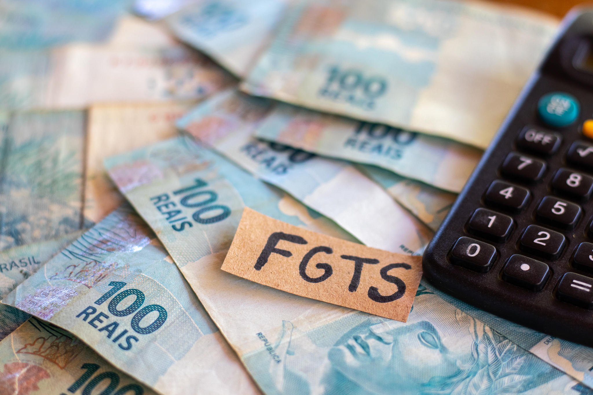 Idosos podem sacar até R$ 6,2 MIL do FGTS e ainda NÃO sabem disso; Veja como