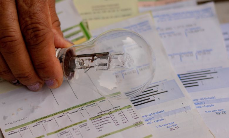 Menos uma para pagar! Idosos com mais de 60 anos poderão terminar agosto com a conta de luz ZERADA