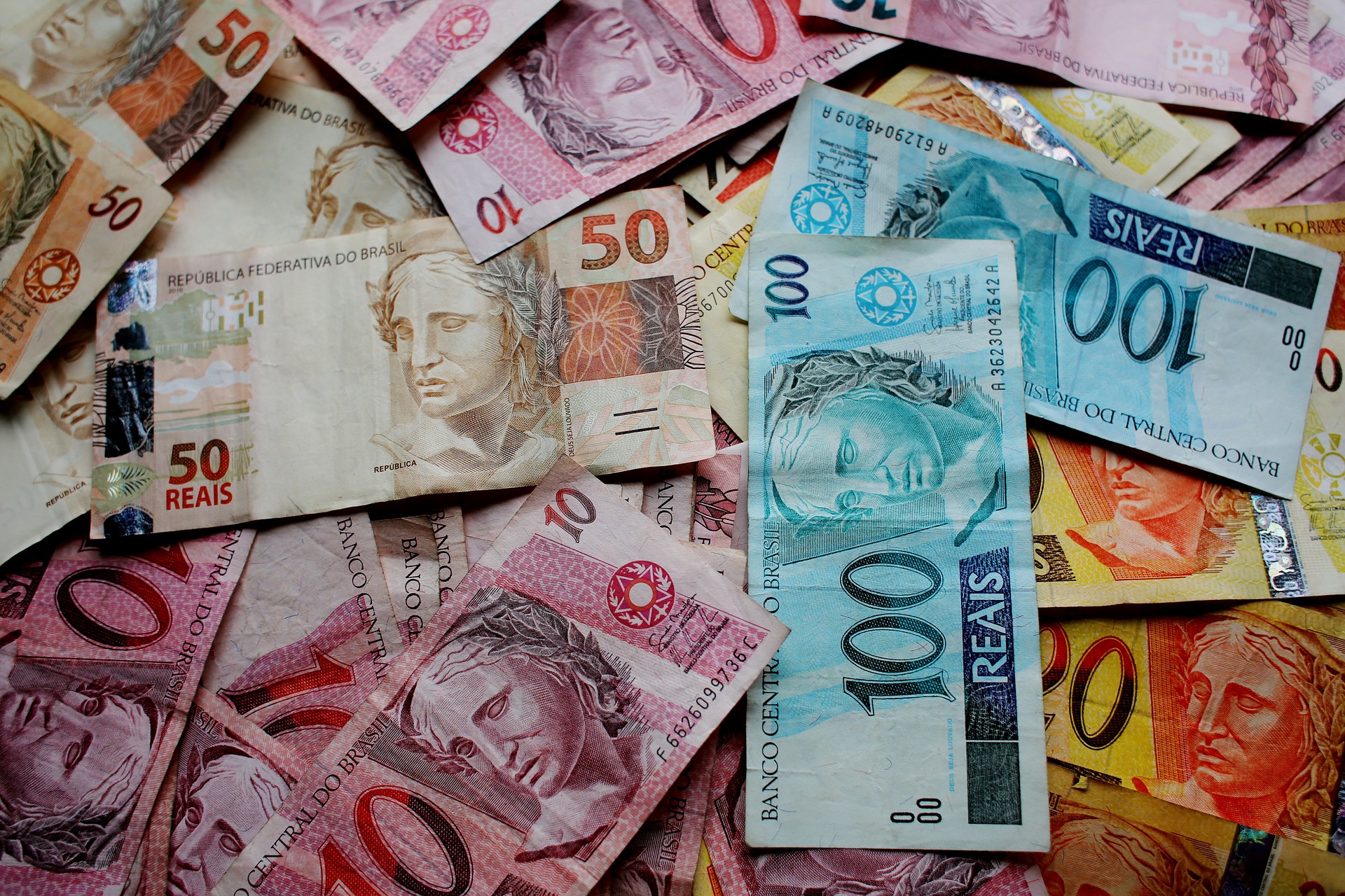 Notas e moedas raras que valem até R$ 8 MIL e podem complementar renda de idosos; saiba como identificar
