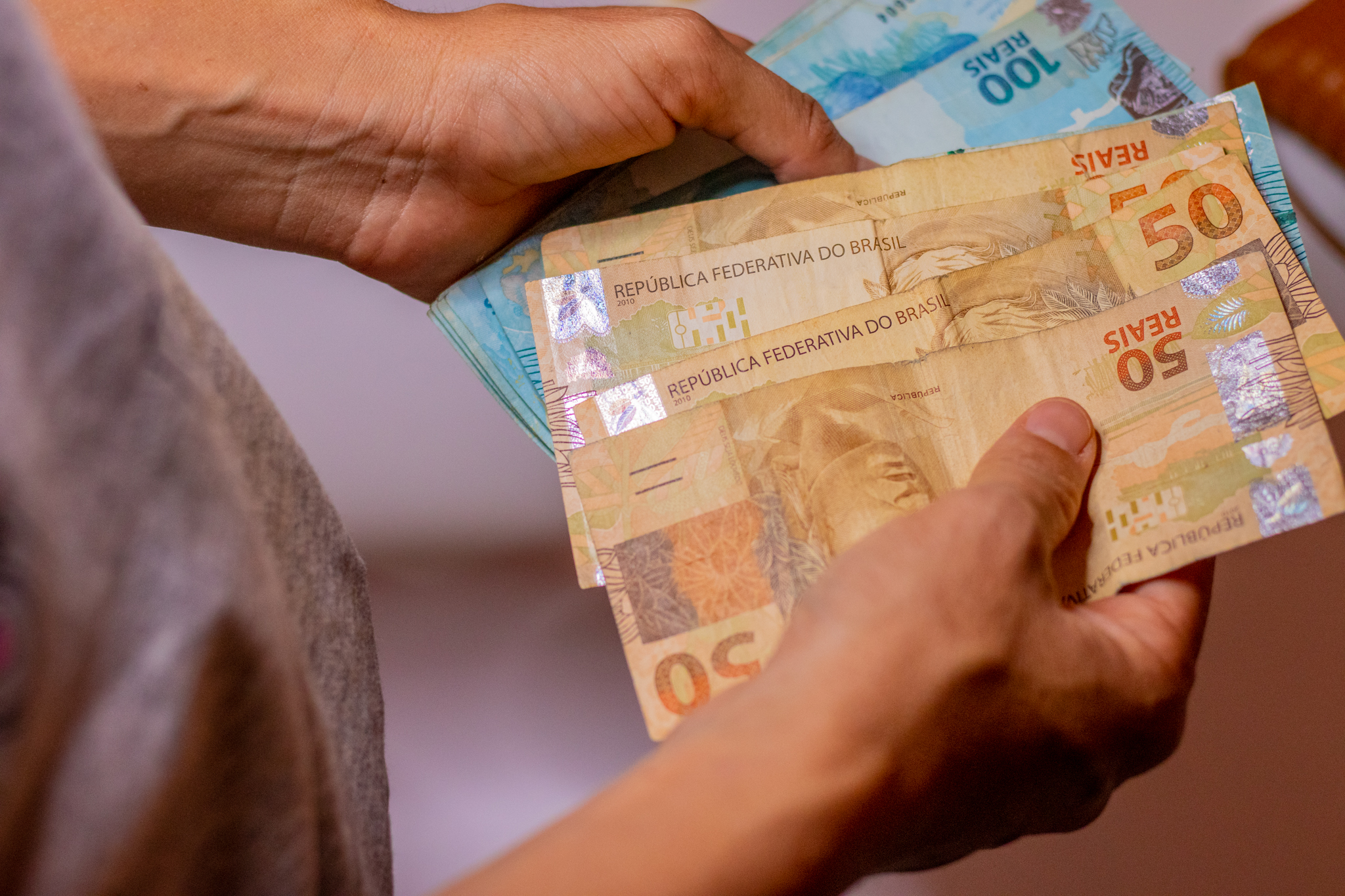O mês dos Idosos: Brasileiros 61+ estão sendo convocados pela Caixa para DESTRAVAR R$ 2 MIL