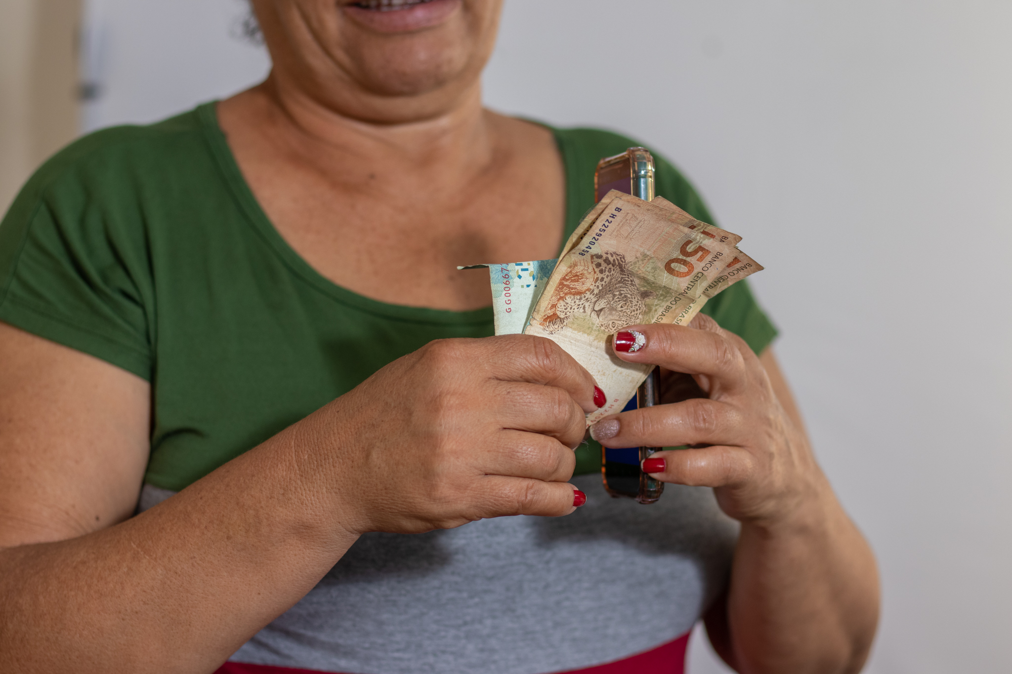 PIX de R$ 3,7 MIL é anunciado pela Caixa e IDOSOS soltam fogos; Veja quem tem Direito