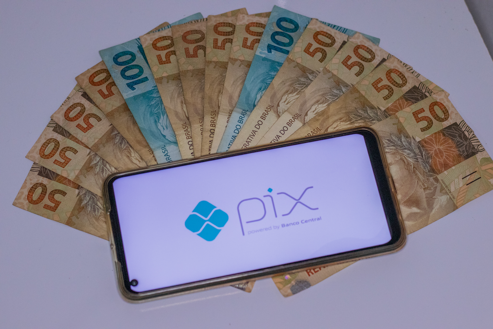 PIX de R$ 999 para idosos: Veja como resgatar esse DINHEIRO direto para sua conta