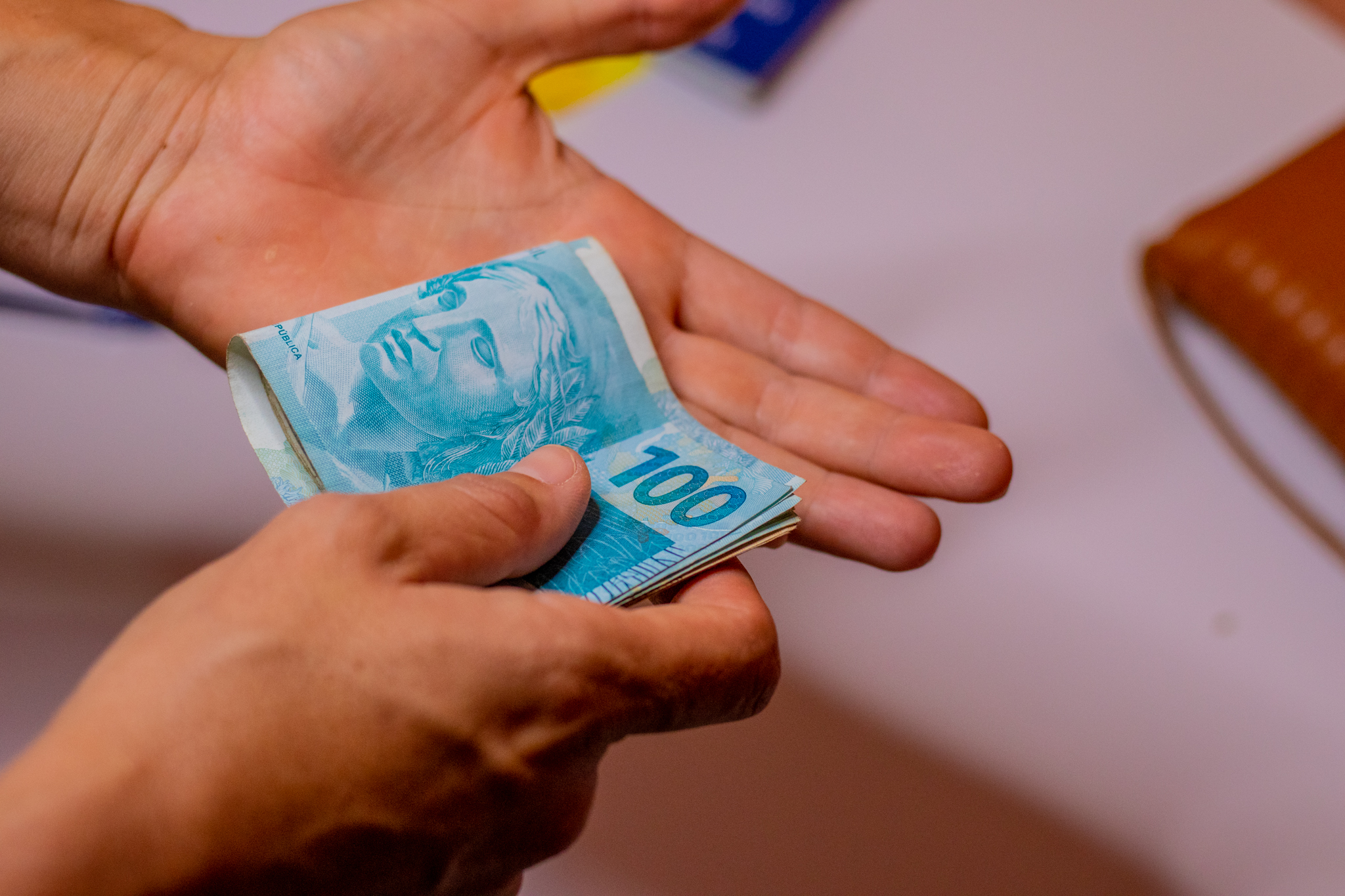 R$ 3 MIL em um mês: brasileiros recebem BRINDE da Caixa e idosos também podem ter direito