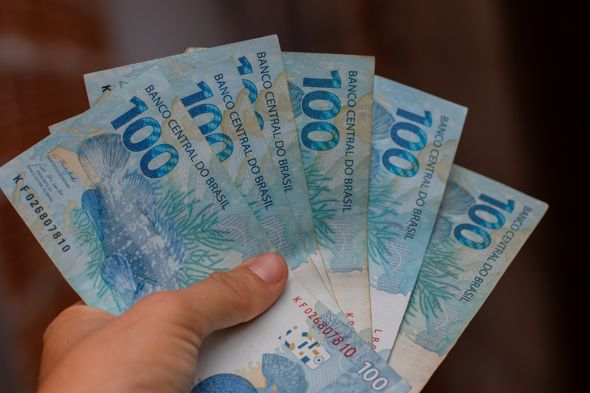 R$ 589 direto na sua conta: Idosos comemoram VALOR liberado pelo Governo