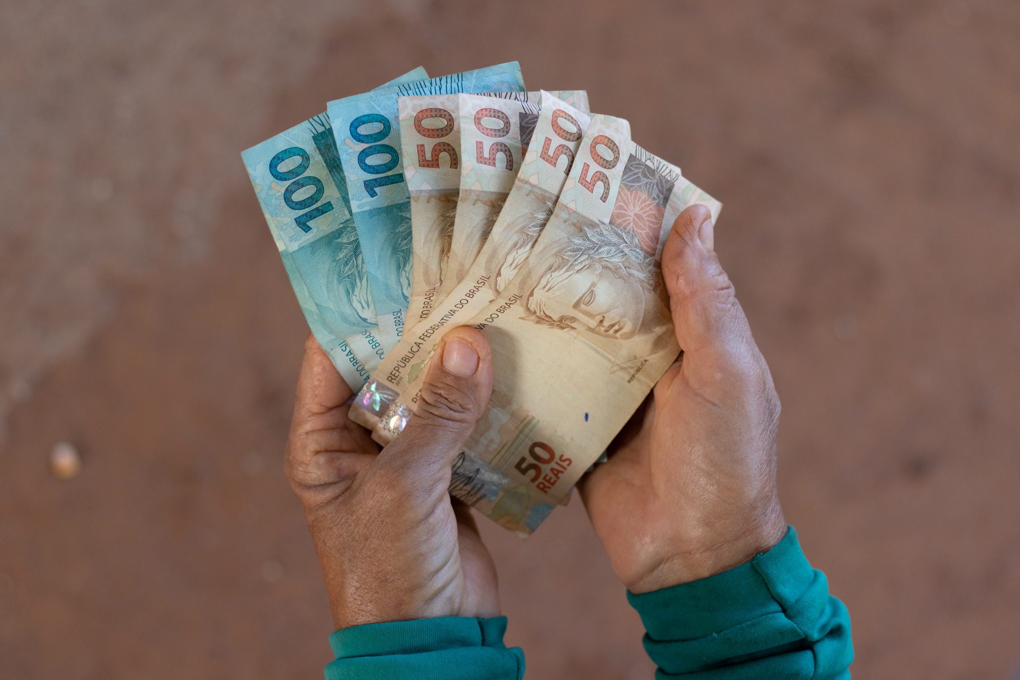 Todos idosos terão direito a novo PIX de R$ 5 MIL? Veja o que dizem os bancos