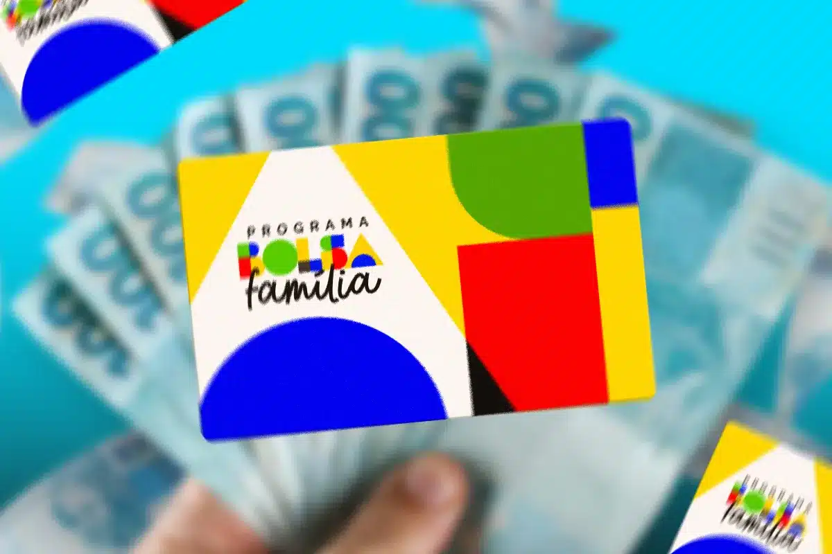 Cartão do Bolsa Família com dinheiro ao fundo representando possível antecipação do pagamento em março de 2026