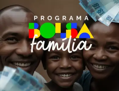 Família sorridente com notas de R$ 100 e logomarca do Bolsa Família em destaque