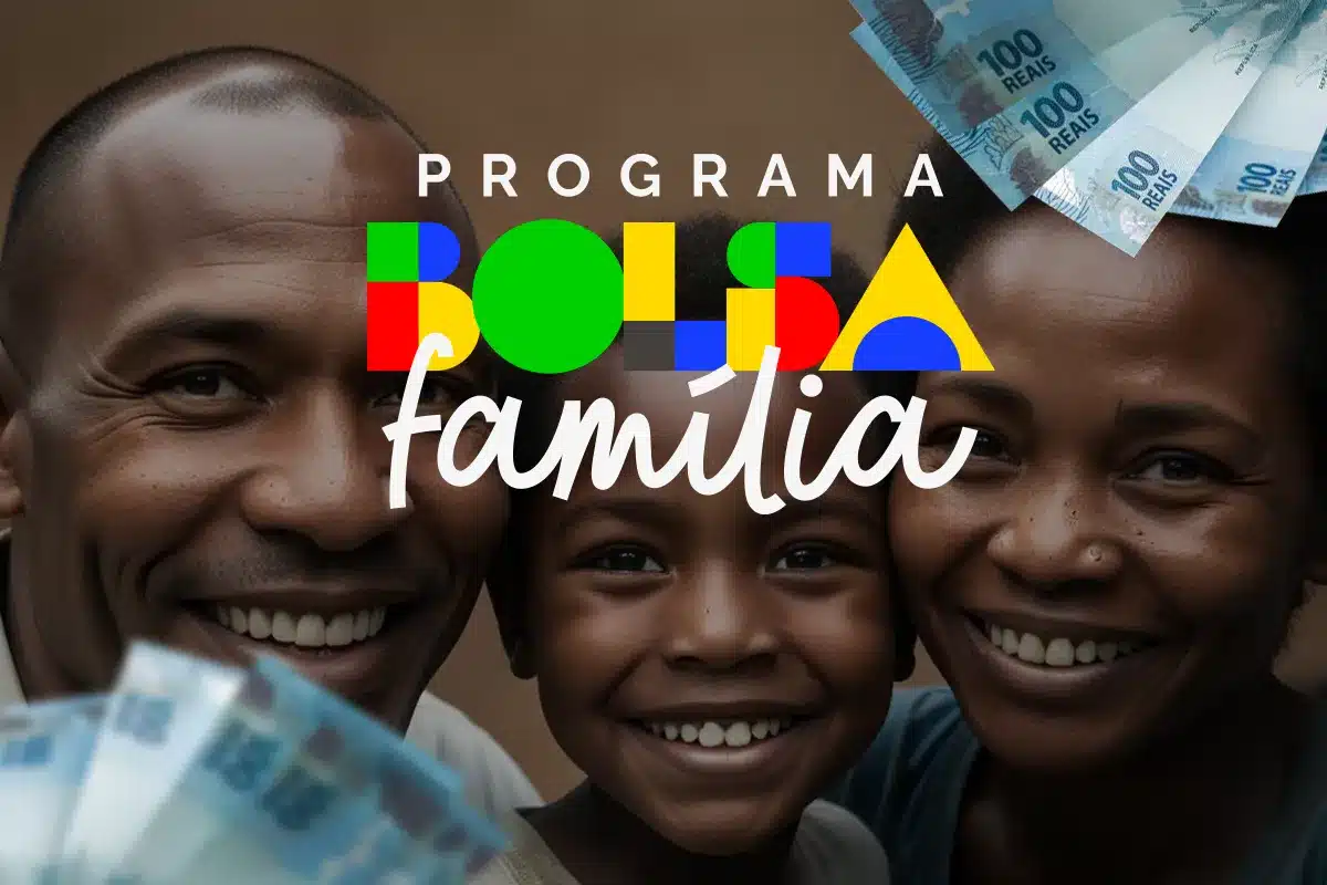 Família sorridente com notas de R$ 100 e logomarca do Bolsa Família em destaque