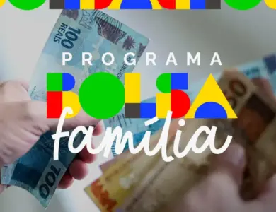 Mãos entregam notas de R$ 100 e R$ 50 com logo do Bolsa Família sobreposto