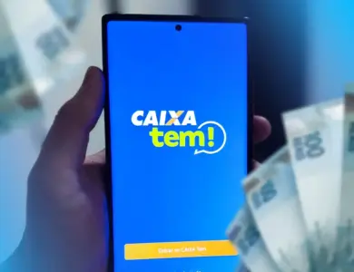 Aplicativo Caixa Tem exibido no celular com cédulas de real ao fundo, ilustrando pagamento do Pé-de-Meia de até R$ 1.200.