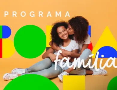 Mãe abraça e beija filha sorridente sentadas em fundo colorido com elementos gráficos