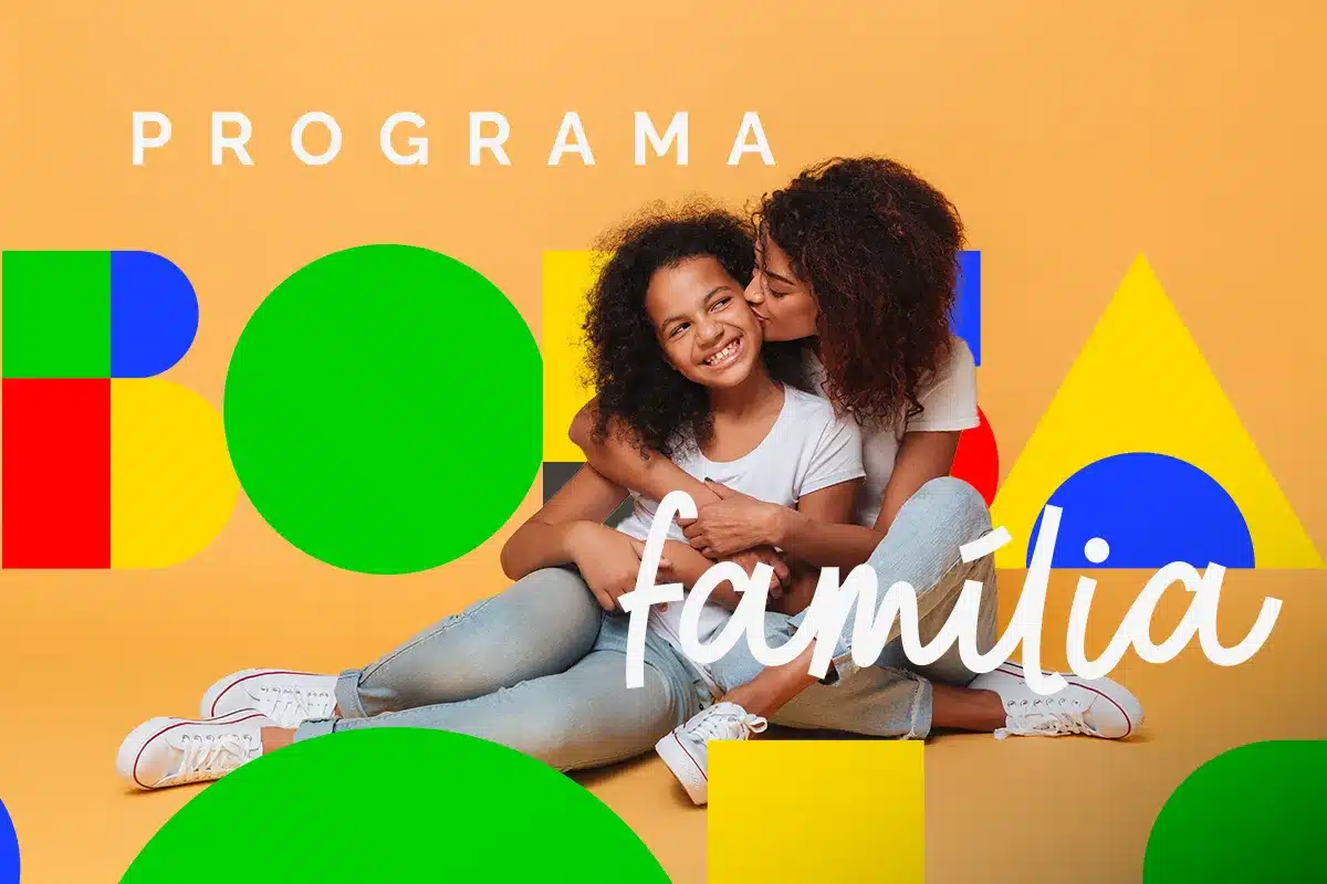 Mãe abraça e beija filha sorridente sentadas em fundo colorido com elementos gráficos