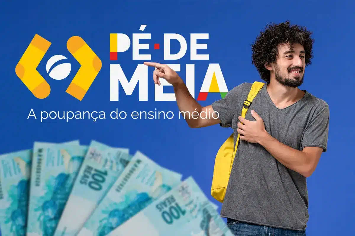 Estudante com mochila amarela sorri e aponta para logo do Pé-de-Meia ao lado de notas de cem reais
