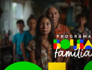 Jovem à frente de familiares em casa, olhando séria em ambiente simples com logo do Bolsa Família