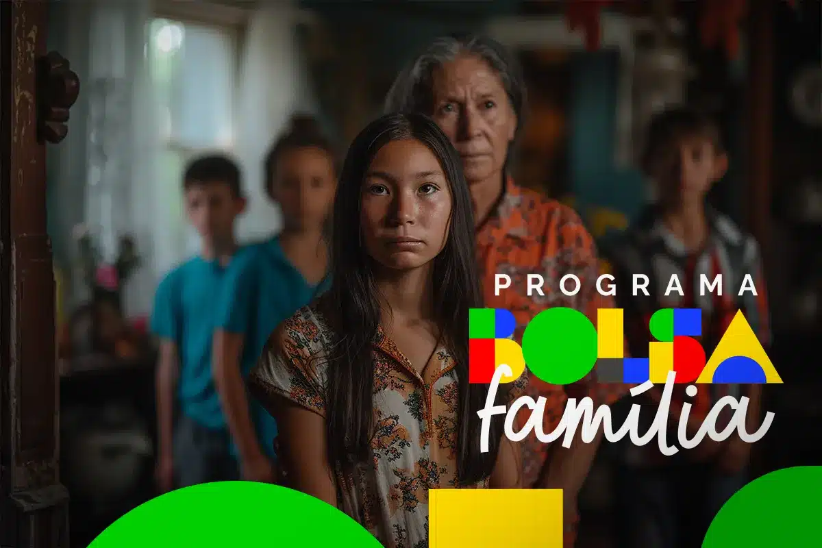 Jovem à frente de familiares em casa, olhando séria em ambiente simples com logo do Bolsa Família
