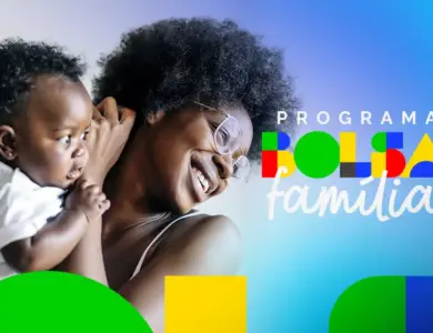 Mulher segura bebê no colo, ambos sorrindo, ao lado de logomarca colorida do Bolsa Família