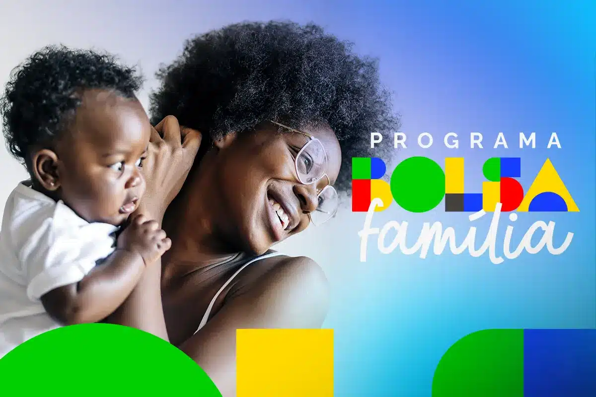 Mulher segura bebê no colo, ambos sorrindo, ao lado de logomarca colorida do Bolsa Família