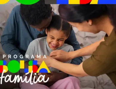 Pais abraçam filha sorridente sentada na cama em clima alegre