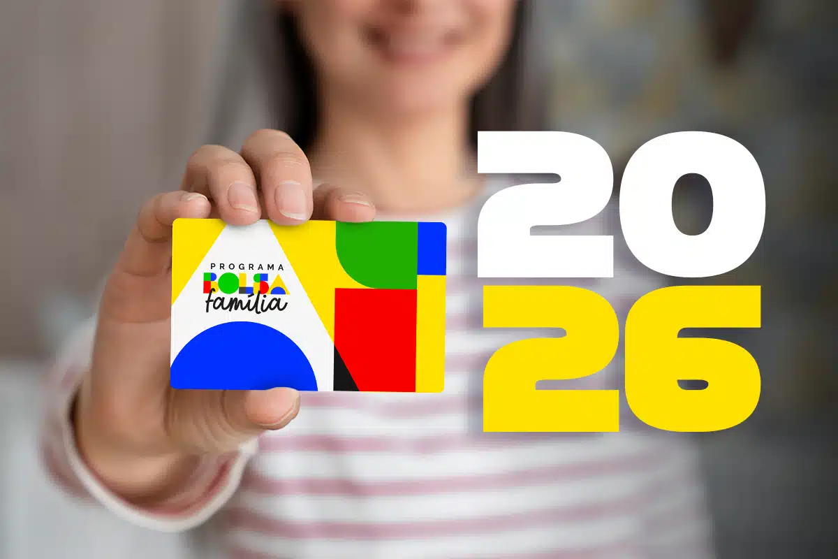 Mulher sorrindo segura cartão do Bolsa Família próximo à câmera com números 2026 ao fundo