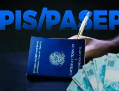 Carteira de trabalho com dinheiro em reais