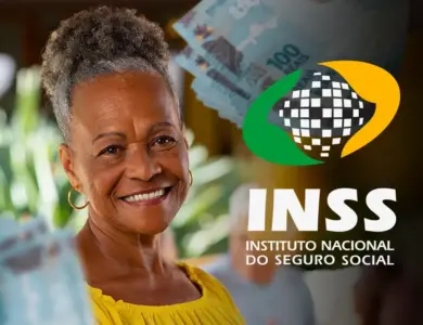 Mulher idosa negra sorrindo, cabelo grisalho curto, blusa amarela, com logomarca do INSS e cédulas de R$ 100.