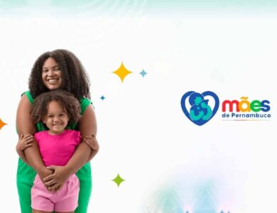 Mulher e menina sorrindo de mãos dadas ao lado do logo Mães de Pernambuco sobre fundo colorido