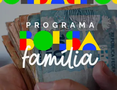 Mão segurando dinheiro em reais com logo do Programa Bolsa Família ao fundo representando pagamento médio do benefício