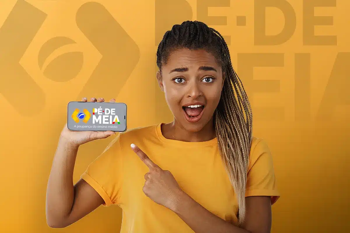 Jovem de tranças apontando para celular com logo do Pé-de-Meia, fundo amarelo, expressão surpresa