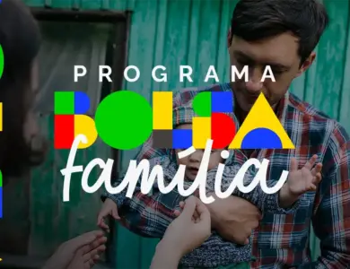 Pai segurando bebê no colo enquanto mãe interage, com sobreposição do logo colorido do Programa Bolsa Família.