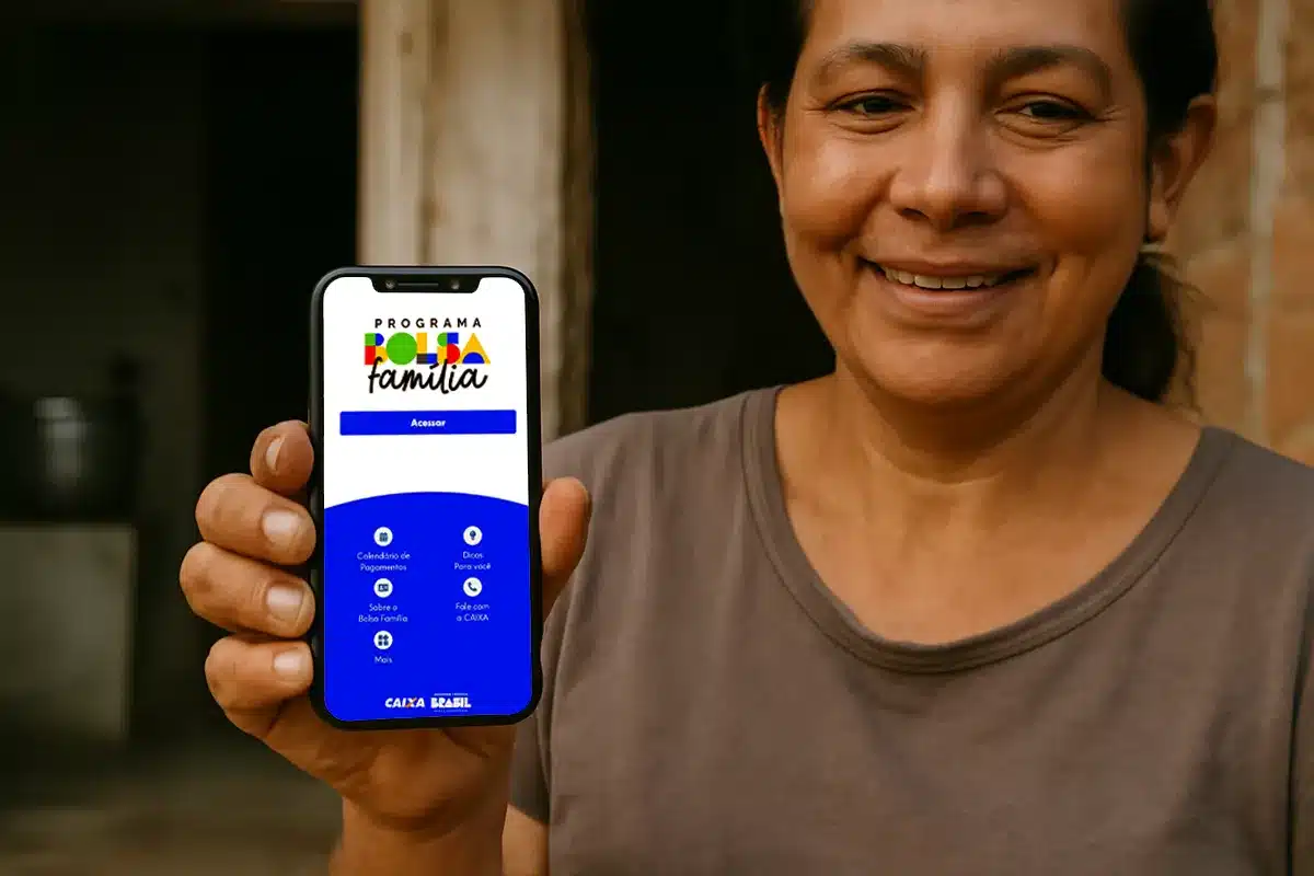 Mulher sorridente exibe celular com tela do app Bolsa Família, mostrando opções de consulta e calendário