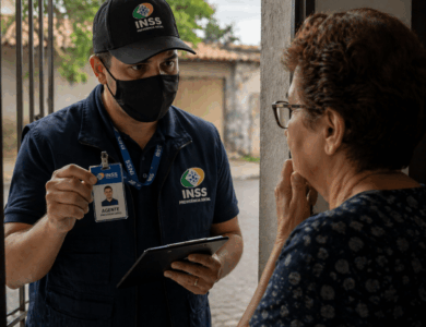 Golpistas usam crachá falso do INSS para aplicar fraude em visitas domiciliares