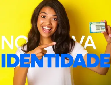 Mulher jovem de cabelos longos e escuros sorri e aponta para a nova CIN que segura com a mão esquerda, sobre fundo amarelo.