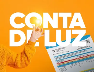 Mão com blusa laranja segura lâmpada acesa ao lado de fatura de energia sobre fundo amarelo.