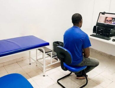 Homem realiza perícia médica remota do INSS por videochamada em consultório