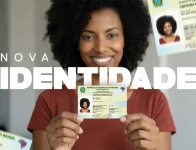 Mulher sorridente de cabelos cacheados segurando a nova Carteira de Identidade Nacional (CIN) em destaque, evidenciando o QR Code e o layout atualizado do documento.