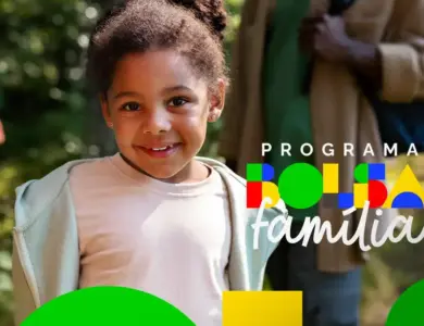 Criança negra sorridente com cabelo crespo e casaco bege ao lado do logotipo colorido do Programa Bolsa Família.