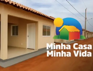 Conjunto habitacional padrão MCMV com casas térreas em tons bege, telhado cerâmico e logotipo do programa.