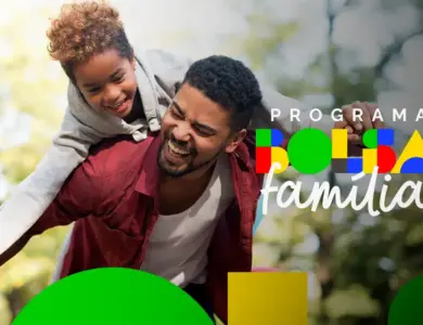 Homem negro carrega menina de cabelos cacheados nas costas sorrindo, com logotipo oficial do Programa Bolsa Família.