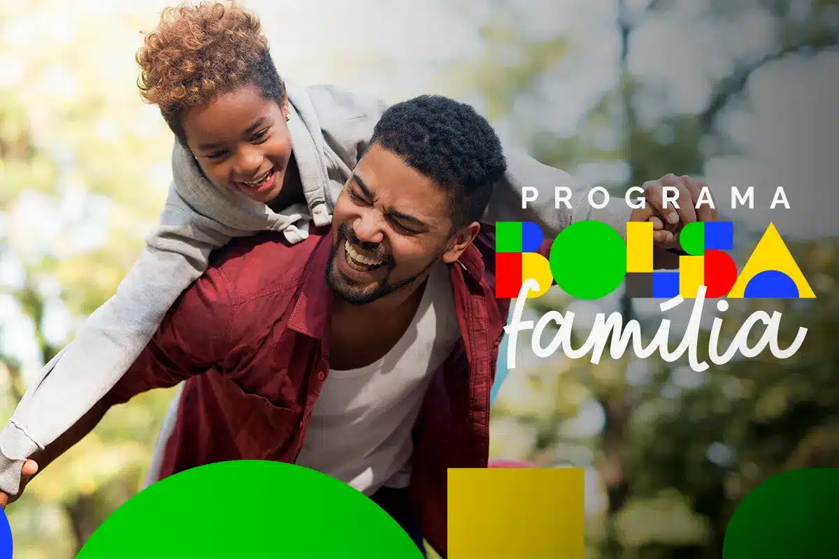 Homem negro carrega menina de cabelos cacheados nas costas sorrindo, com logotipo oficial do Programa Bolsa Família.