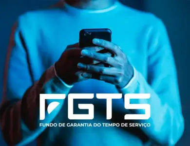 Pessoa segurando smartphone preto com iluminação azul e logo do FGTS - Fundo de Garantia do Tempo de Serviço.